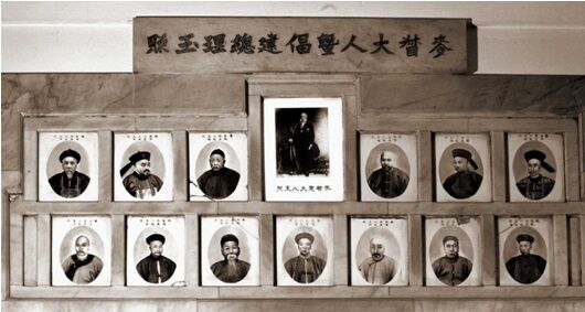 港督麦当奴(上排中) 暨十三位东华医院倡建总理合照。