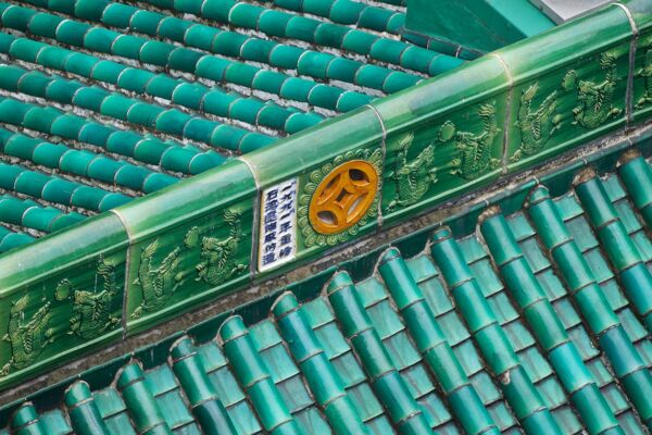 Green-glazed tiled roof with ridge © Nicholas Kitto