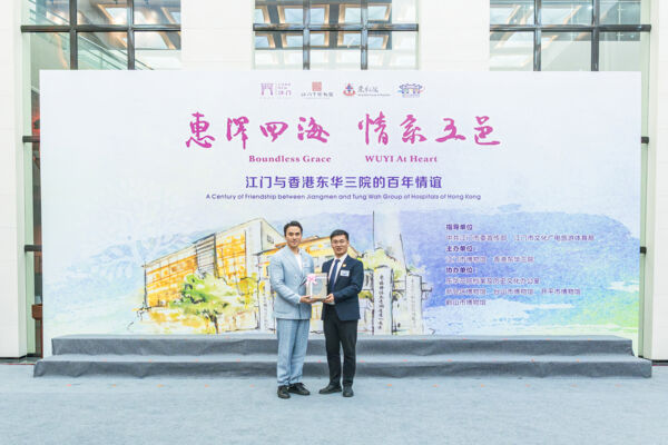 香港东华三院董事局主席何猷启先生向江门市博物馆馆长高东辉先生赠送纪念品