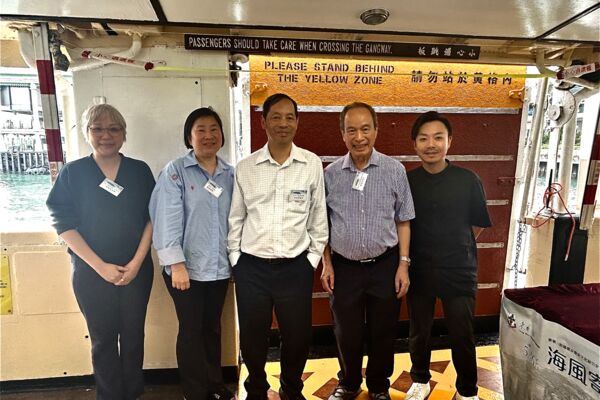Mr. LEUNG Man Him, Vincent (right 1), Director and Mr. Edward YEUNG (right 3), Director cum Member of the Records Heritage and Traditional Services Committee spared their time to attend the talk.